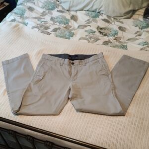 Tommy Hilfiger Men's Light Grey Chino Pants, Trailered Fit, 32/32